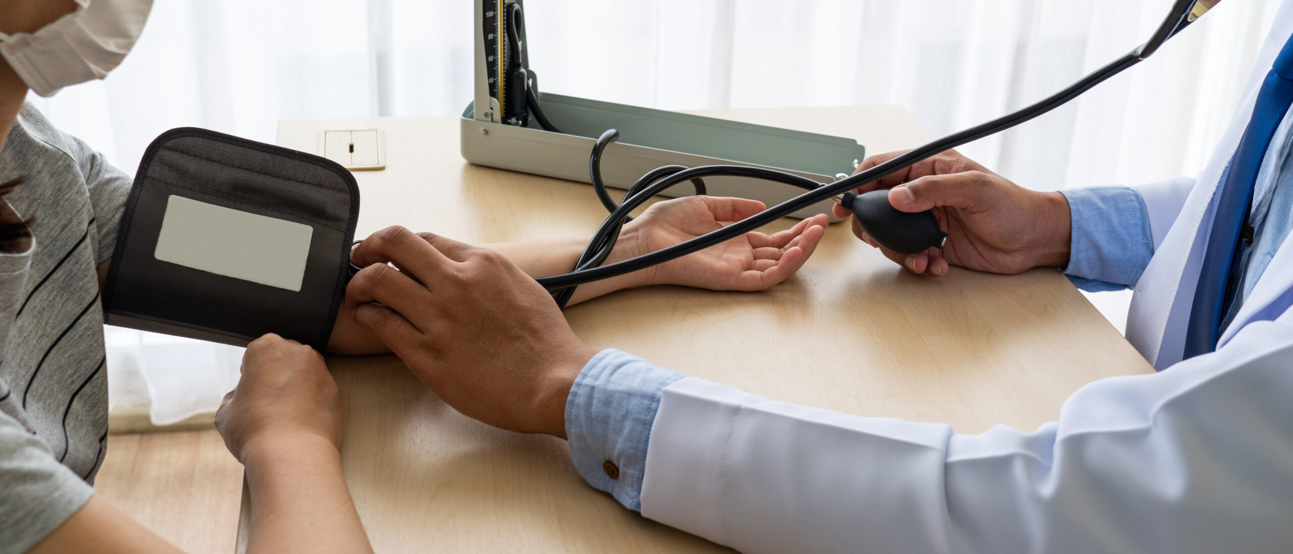 Banner,Picture,Of,Asian,Doctor,Using,Sphygmomanometer,To,Measure,Blood