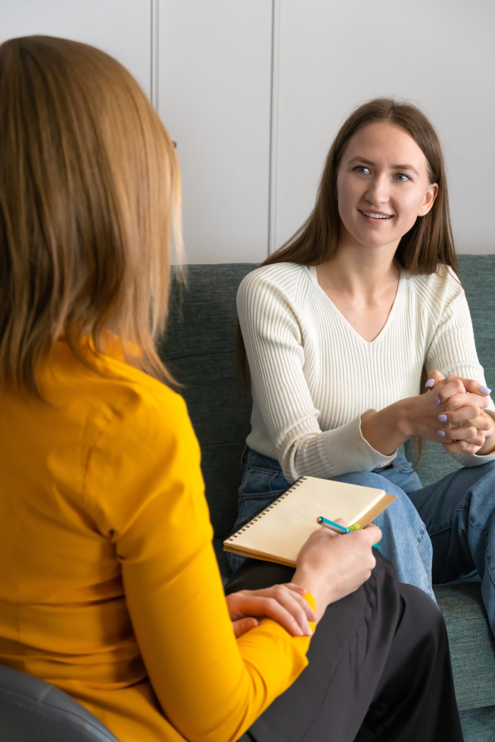 Smiling,Young,Woman,Listens,To,A,Psychologist,At,The,Reception,